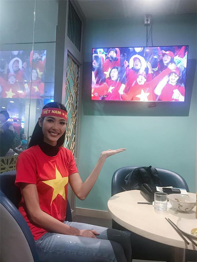 Chưa bao giờ street style của các người đẹp Việt lại ngập tràn cờ đỏ sao vàng như tuần vừa rồi  - Ảnh 8.