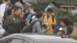 Phải chăng đây chính là lý do khiến Bùi Tiến Dũng giữ khư khư quả bưởi trên tay, dù rất vội chạy trốn khỏi vòng tay người hâm mộ? - Ảnh 2.