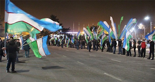 Clip: Hàng nghìn người dân Uzbekistan đội mưa tuyết -11 độ, hò reo chào đón những người hùng U23 về nước - Ảnh 5.