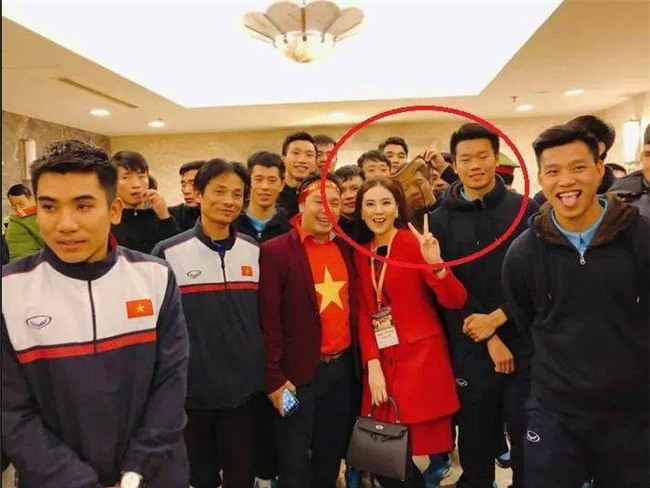 Chinh ơi trong lúc cả đội đang chụp ảnh sao lại soi tóc chị Mai Ngọc thế kia? - Ảnh 1.