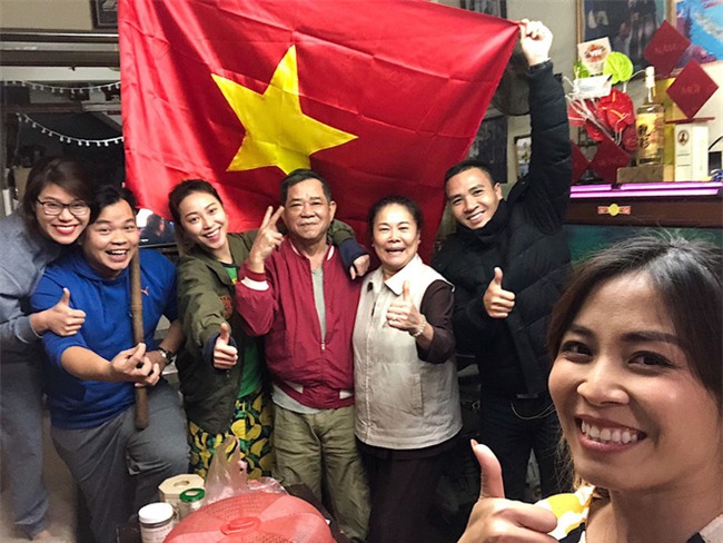 Cổ động viên nhận vơ là dì để đi theo xe diễu hành, chàng thủ môn Tiến Dũng đã có một hành động khiến ai nấy xiêu lòng - Ảnh 2.