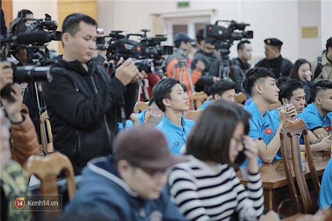 Cận cảnh dàn cầu thủ cực phẩm U23 Việt Nam trong họp báo mừng công - Ảnh 11.