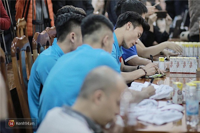 Cận cảnh dàn cầu thủ cực phẩm U23 Việt Nam trong họp báo mừng công - Ảnh 3.