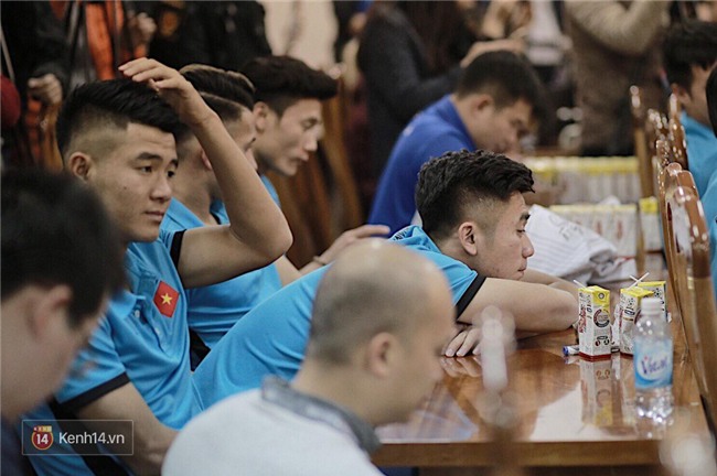Cận cảnh dàn cầu thủ cực phẩm U23 Việt Nam trong họp báo mừng công - Ảnh 4.
