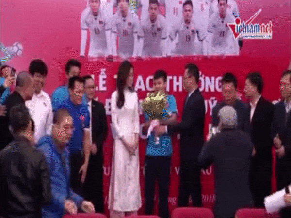 Quang Hải thẹn thùng ngoảnh mặt khi trao hoa cho Hoa hậu Đỗ Mỹ Linh-2
