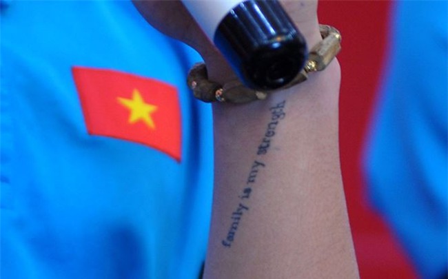 Nhiều người xúc động khi nhìn thấy dòng chữ ý nghĩa được xăm trên tay người hùng Quang Hải - Ảnh 2.