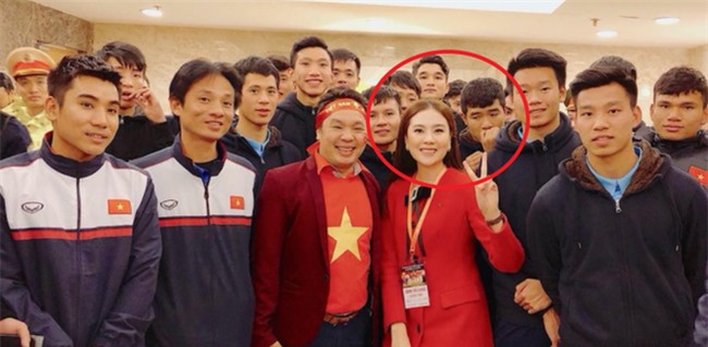 Lăn xả ngoài sân bóng là vậy thế nhưng ở đời thường, Đức Chinh lại khiến ai cũng bật cười vì độ nhí nhố vô đối của mình - Ảnh 3.