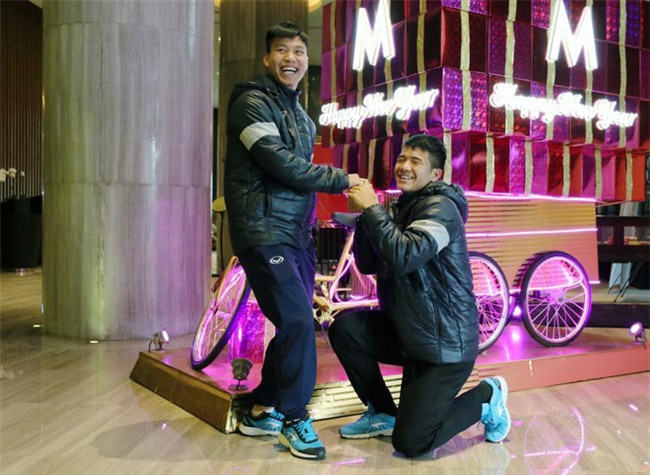 Lăn xả ngoài sân bóng là vậy thế nhưng ở đời thường, Đức Chinh lại khiến ai cũng bật cười vì độ nhí nhố vô đối của mình - Ảnh 9.