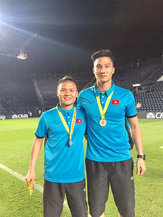 Này chị em, ngoài hot boy Tiến Dũng, U23 Việt Nam còn 1 chàng thủ môn dự bị rất đẹp trai và ngầu nhé - Ảnh 4.