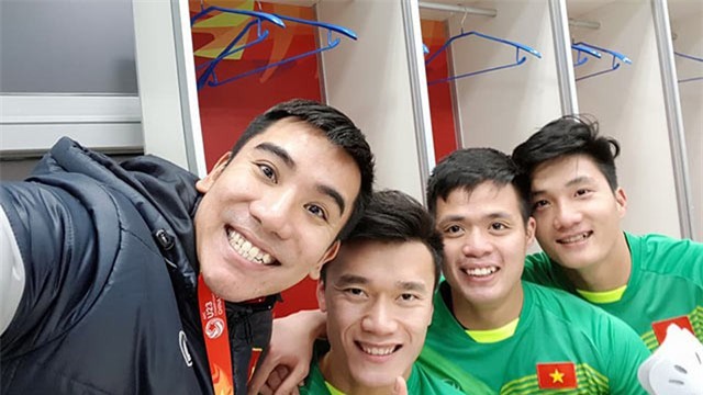Này chị em, ngoài hot boy Tiến Dũng, U23 Việt Nam còn 1 chàng thủ môn dự bị rất đẹp trai và ngầu nhé - Ảnh 6.