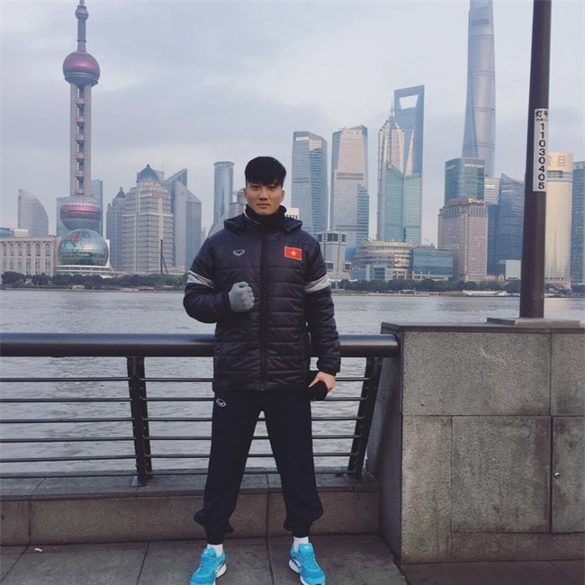 Này chị em, ngoài hot boy Tiến Dũng, U23 Việt Nam còn 1 chàng thủ môn dự bị rất đẹp trai và ngầu nhé - Ảnh 9.