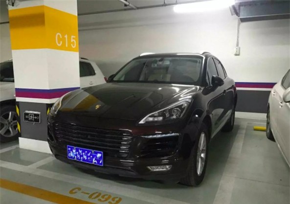 Chiếc xe mà chàng trai đi có hình thức giống hệt Porsche Cayenne