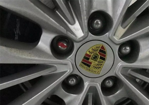 
Logo nhìn thoáng qua rất giống của Porsche nhưng thực tế là của một hãng xe Trung Quốc
