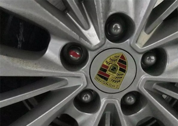 Logo nhìn thoáng qua rất giống của Porsche nhưng thực tế là của một hãng xe Trung Quốc
