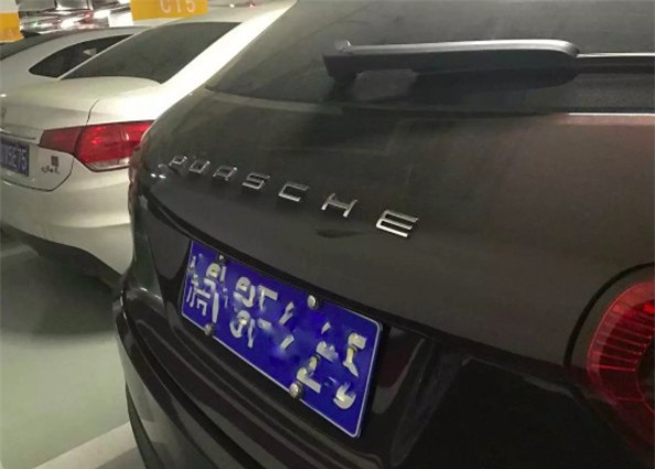 Chàng trai đã dán tên hãng Porsche lên đuôi xe