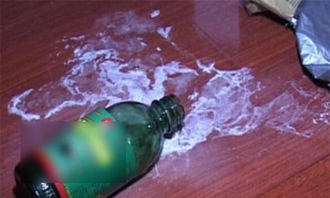 buon chuyen gia dinh, me ep con gai 3 tuoi cung uong thuoc diet co - 1