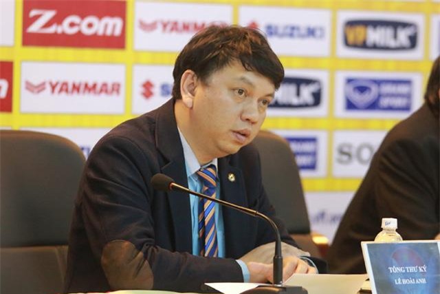 vu mac phan cam tren may bay don u23: vff noi bat ngo, cuc hang khong noi chua xin phep - 1