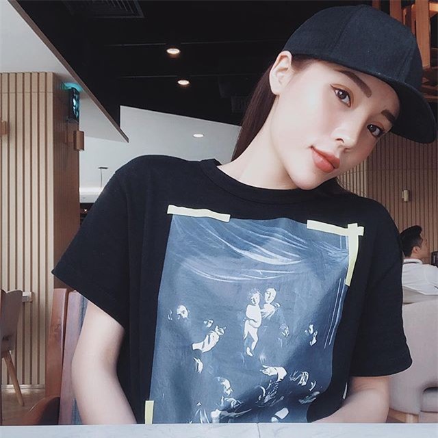 Có ai nghiện áo phông như Kỳ Duyên, bất chấp áo của nam, vẫn mặc nhiệt tình - Ảnh 13.