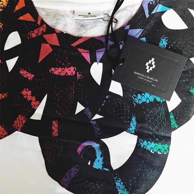 Có ai nghiện áo phông như Kỳ Duyên, bất chấp áo của nam, vẫn mặc nhiệt tình - Ảnh 2.