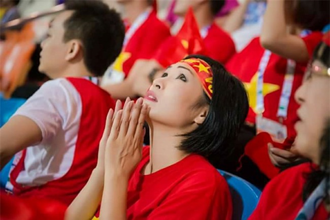 Sao Viet nhac nho Bui Tien Dung va U23 Viet Nam 'dung yeu gai showbiz' hinh anh 2