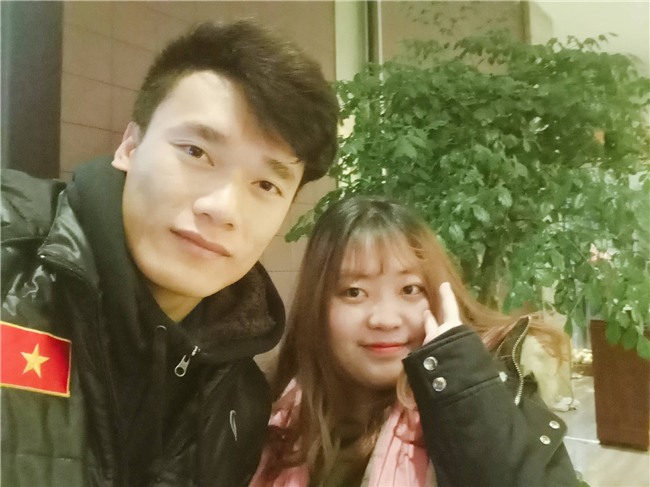 Clip: Fangirl khéo léo nhất năm nên đã nắm được tay Bùi Tiến Dũng! - Ảnh 2.