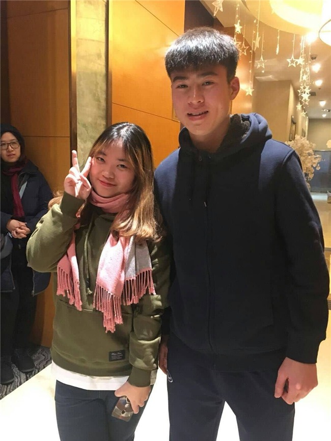 Clip: Fangirl khéo léo nhất năm nên đã nắm được tay Bùi Tiến Dũng! - Ảnh 3.