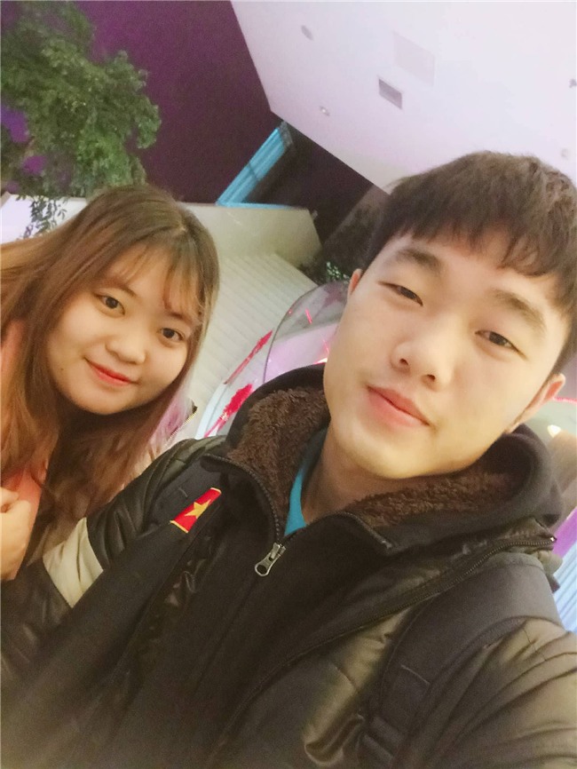 Clip: Fangirl khéo léo nhất năm nên đã nắm được tay Bùi Tiến Dũng! - Ảnh 4.