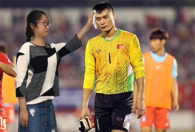 ngo ngang voi co gai "chup anh chung" voi bui tien dung hinh anh 1