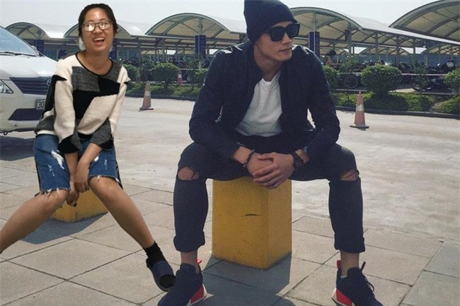 ngo ngang voi co gai "chup anh chung" voi bui tien dung hinh anh 4