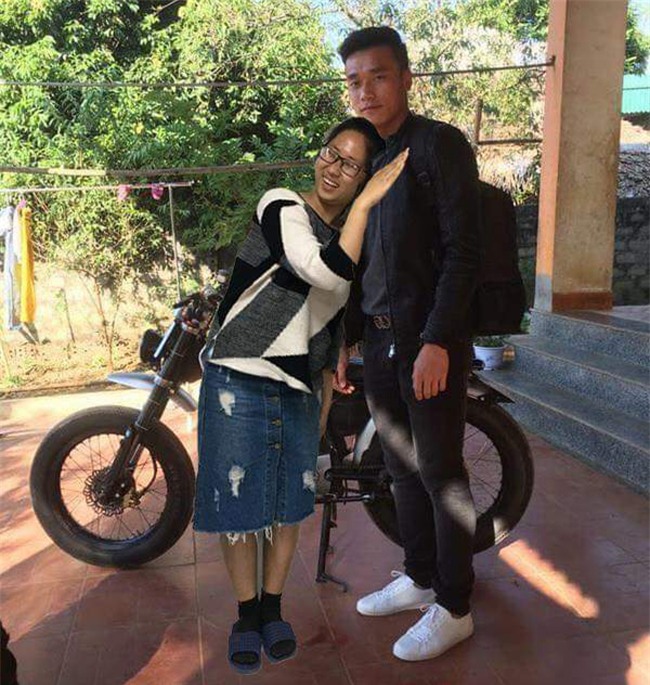 ngo ngang voi co gai "chup anh chung" voi bui tien dung hinh anh 5