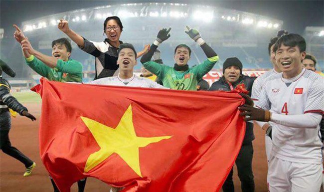 ngo ngang voi co gai "chup anh chung" voi bui tien dung hinh anh 7