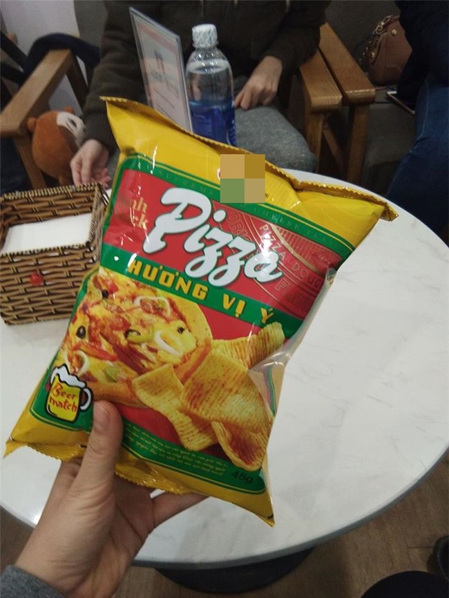 Đã tìm ra nữ cổ động viên cuồng nhiệt vừa quay clip vừa gào thét: Duy ơi, bán son cho chị đi! - Ảnh 2.