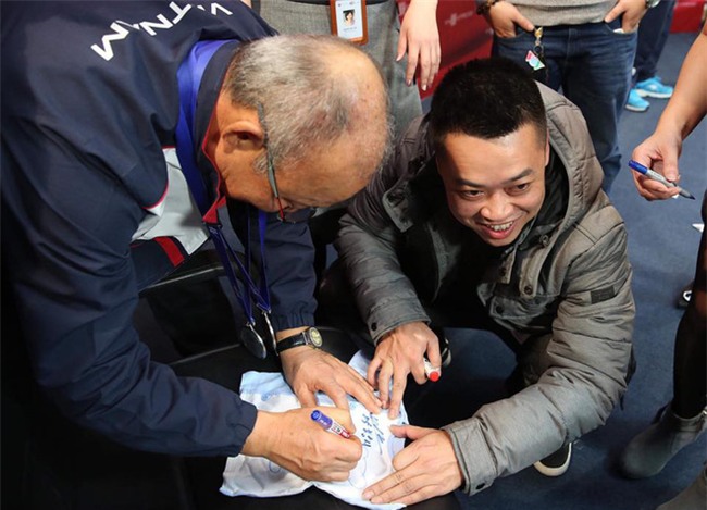 Được vợ bầu giao nhiệm vụ, anh chàng này phải bon chen xin chữ ký HLV Park Hang Seo cho con trai sắp chào đời - Ảnh 3.