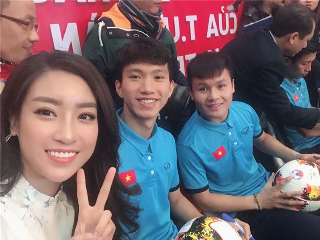 Hoa hậu Mỹ Linh đăng ảnh bên Văn Hậu - Quang Hải và hỏi: Ai xinh nhất - Ảnh 1.