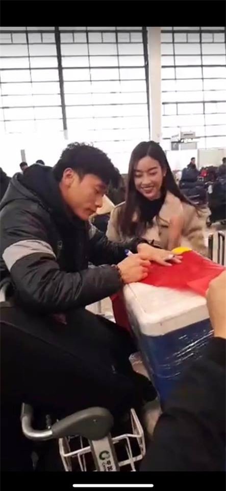 Hoa hậu Mỹ Linh đăng ảnh bên Văn Hậu - Quang Hải và hỏi: Ai xinh nhất - Ảnh 2.