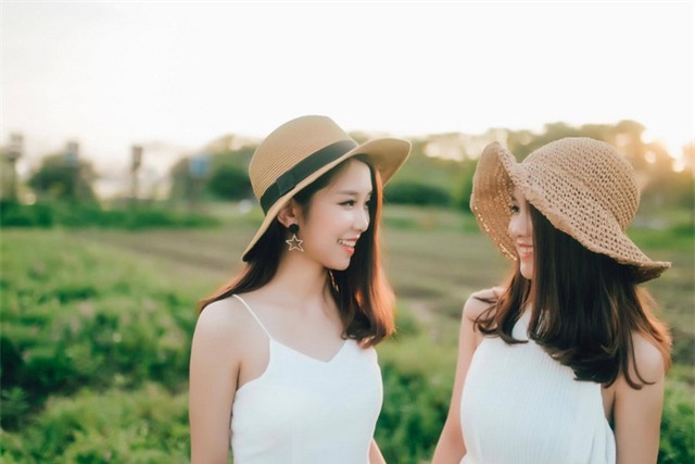 Cặp chị em song sinh Nghệ An Nguyễn Quỳnh Anh và Nguyễn Mai Anh gây ấn tượng đặc biệt với dân mạng.