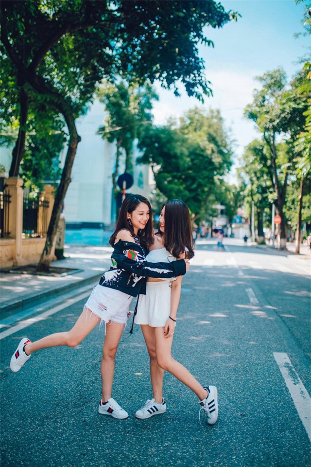 Cả hai chị em đều cực kỳ “nghiện” giày thể thao.