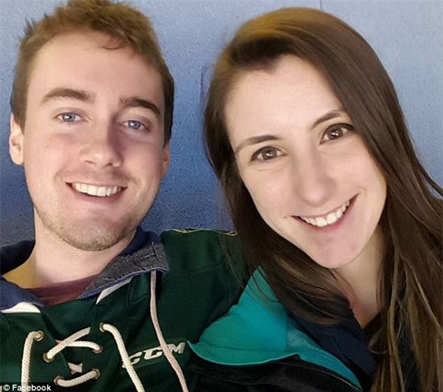 Đi chân trần trên biển, cặp vợ chồng kinh hãi khi thấy đôi chân sưng phồng, chuyển màu đen tím - Ảnh 1.