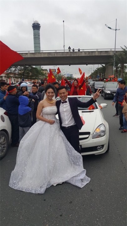 Cặp đôi hoãn giờ đón dâu để chào đón U23 Việt Nam: Sẽ đặt tên con là Quang Hải, Tiến Dũng - Ảnh 1.