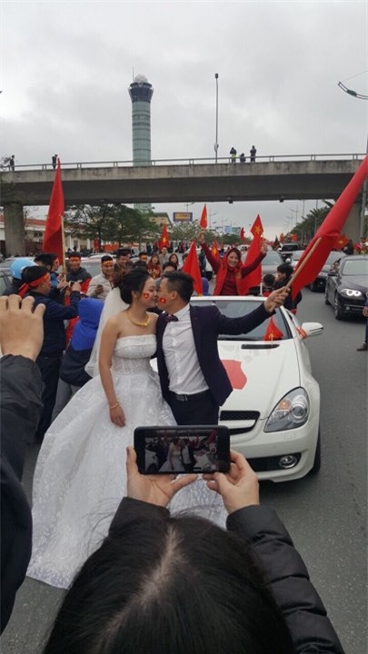 Cặp đôi hoãn giờ đón dâu để chào đón U23 Việt Nam: Sẽ đặt tên con là Quang Hải, Tiến Dũng - Ảnh 2.