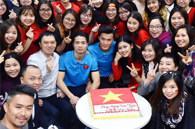 Á hậu Thanh Tú nói gì về hành động chống tay lên đùi thủ môn Tiến Dũng? - Ảnh 1.