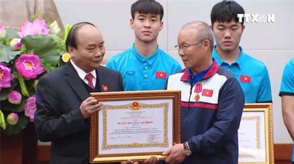 Ân cần bẻ lại cổ áo cho thầy Park, Duy Mạnh đúng là vừa đẹp trai vừa ấm áp! - Ảnh 4.