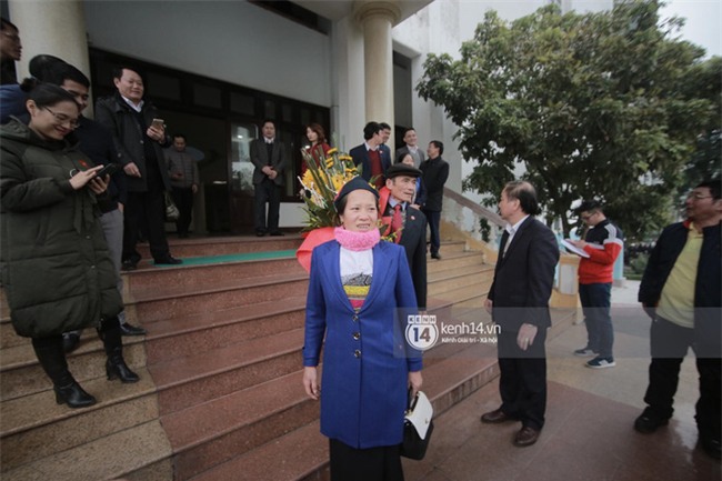 Người dân vui sướng, ôm chầm lấy anh em Tiến Dũng và trung vệ Lê Văn Đại ở quê nhà