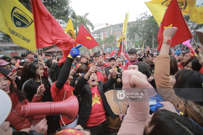 Người dân vui sướng, ôm chầm lấy anh em Tiến Dũng và trung vệ Lê Văn Đại ở quê nhà