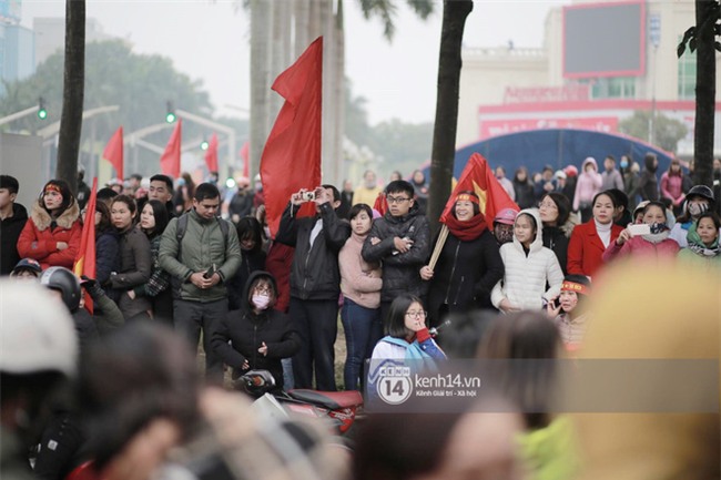 Người dân vui sướng, ôm chầm lấy anh em Tiến Dũng và trung vệ Lê Văn Đại ở quê nhà
