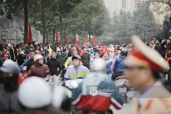 Người dân vui sướng, ôm chầm lấy anh em Tiến Dũng và trung vệ Lê Văn Đại ở quê nhà