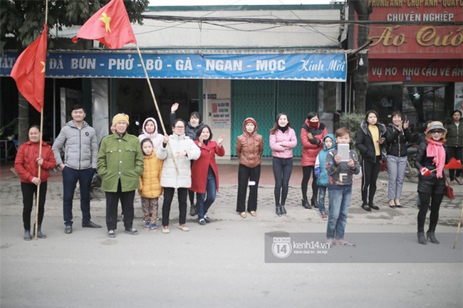 Người dân vui sướng, ôm chầm lấy anh em Tiến Dũng và trung vệ Lê Văn Đại ở quê nhà
