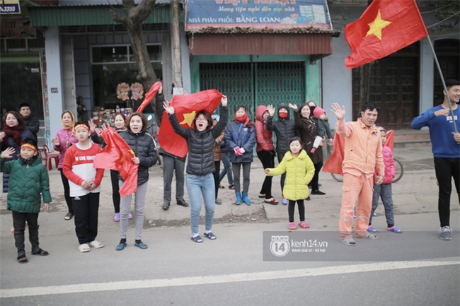 Người dân vui sướng, ôm chầm lấy anh em Tiến Dũng và trung vệ Lê Văn Đại ở quê nhà