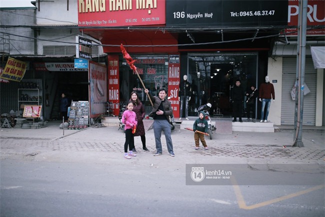 Người dân vui sướng, ôm chầm lấy anh em Tiến Dũng và trung vệ Lê Văn Đại ở quê nhà