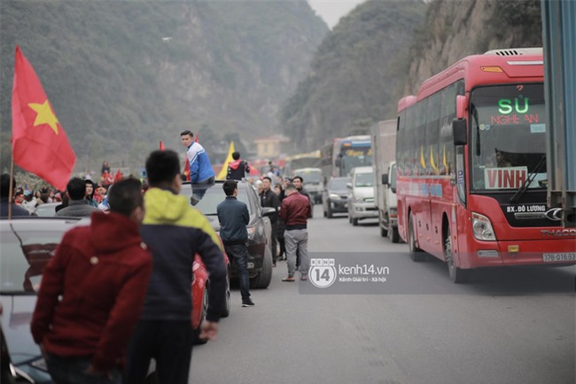Người dân vui sướng, ôm chầm lấy anh em Tiến Dũng và trung vệ Lê Văn Đại ở quê nhà